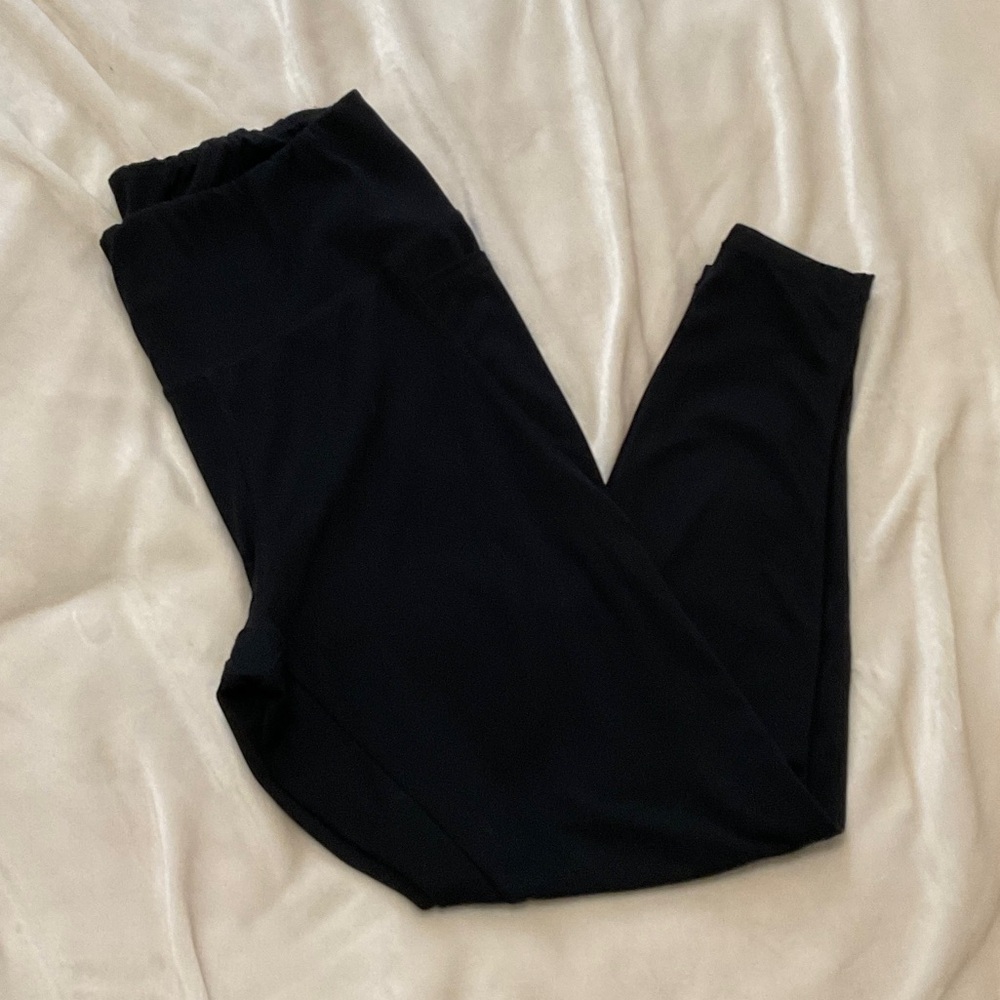 Danskin 7/8 Classic Black Leggings with Side Pockets, Large
